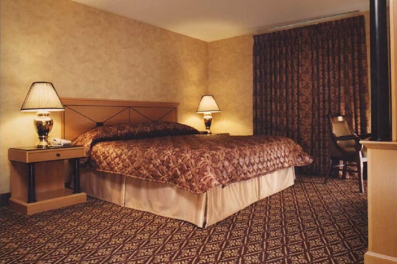 The Bertram Inn & Conf Ctr Trademark Collection By Wyndham Aurora Exteriör bild